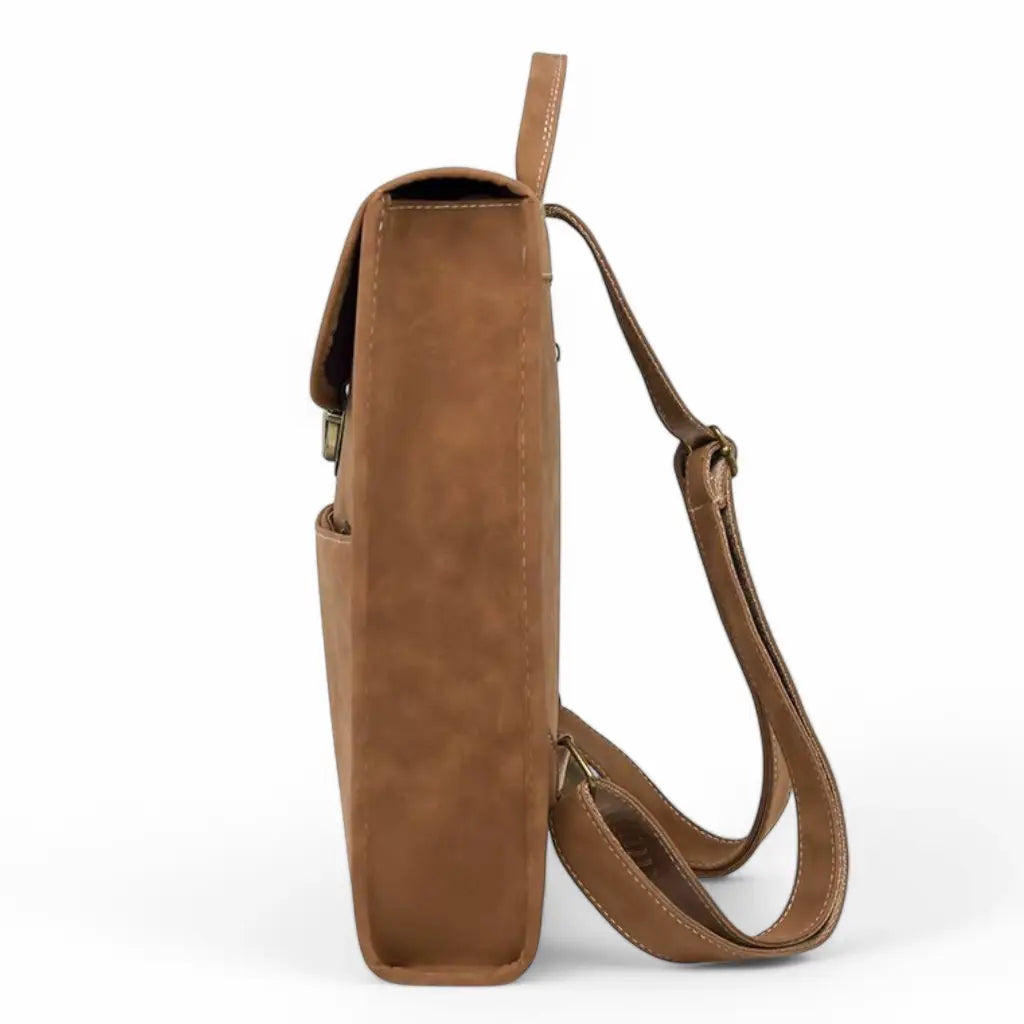 Laptop rugzak dames 13 inch, zijaanzicht. Slank en elegant design met verstelbare schouderbanden en een gestructureerde vorm voor extra stevigheid.