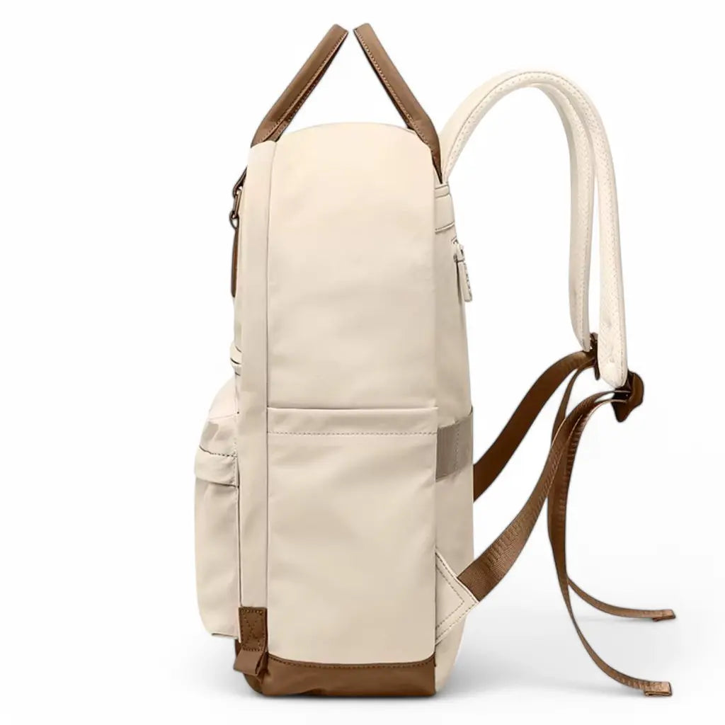 Zijaanzicht van de crèmekleurige laptop rugzak dames 16 inch toont het slanke profiel met bruine accenten en verstelbare riemen. De rugzak combineert functionaliteit met een elegant design dat perfect aansluit bij de stijlvoorkeuren van Nederlandse vrouwen.