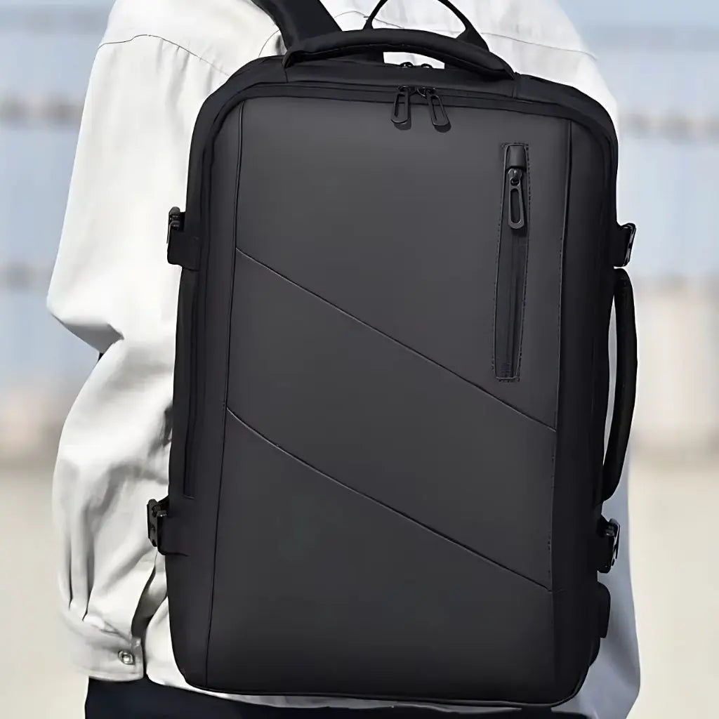 Zwarte laptoprugzak voor heren van 15 inch, gedragen op één schouder in een stijlvolle en functionele draagwijze.