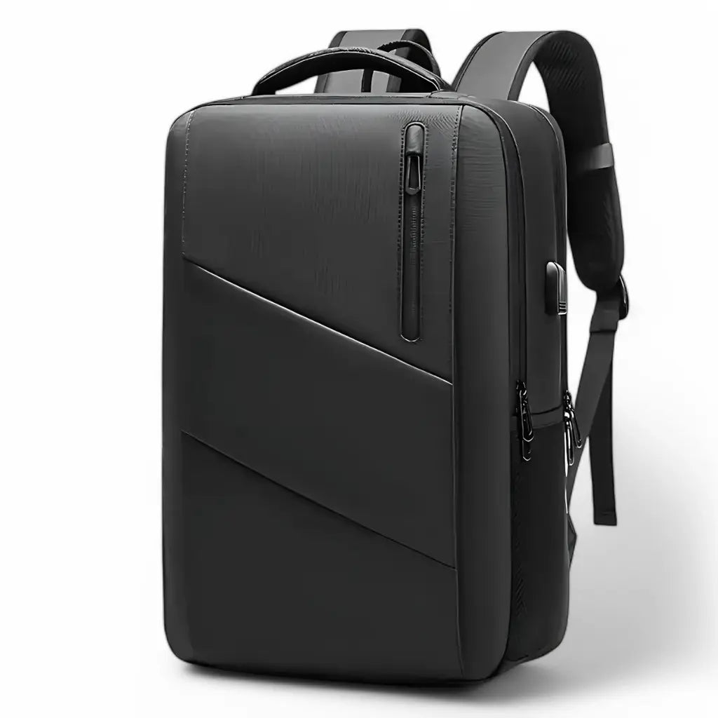 Een stijlvolle laptop rugzak heren 15 inch met een modern en zakelijk design. De zwarte rugzak heeft een strakke rechthoekige vorm met diagonale lijnen op de voorkant en een verticale ritssluiting aan de zijkant. Het waterafstotende materiaal en de stevige constructie bieden optimale bescherming voor laptops en andere apparaten.