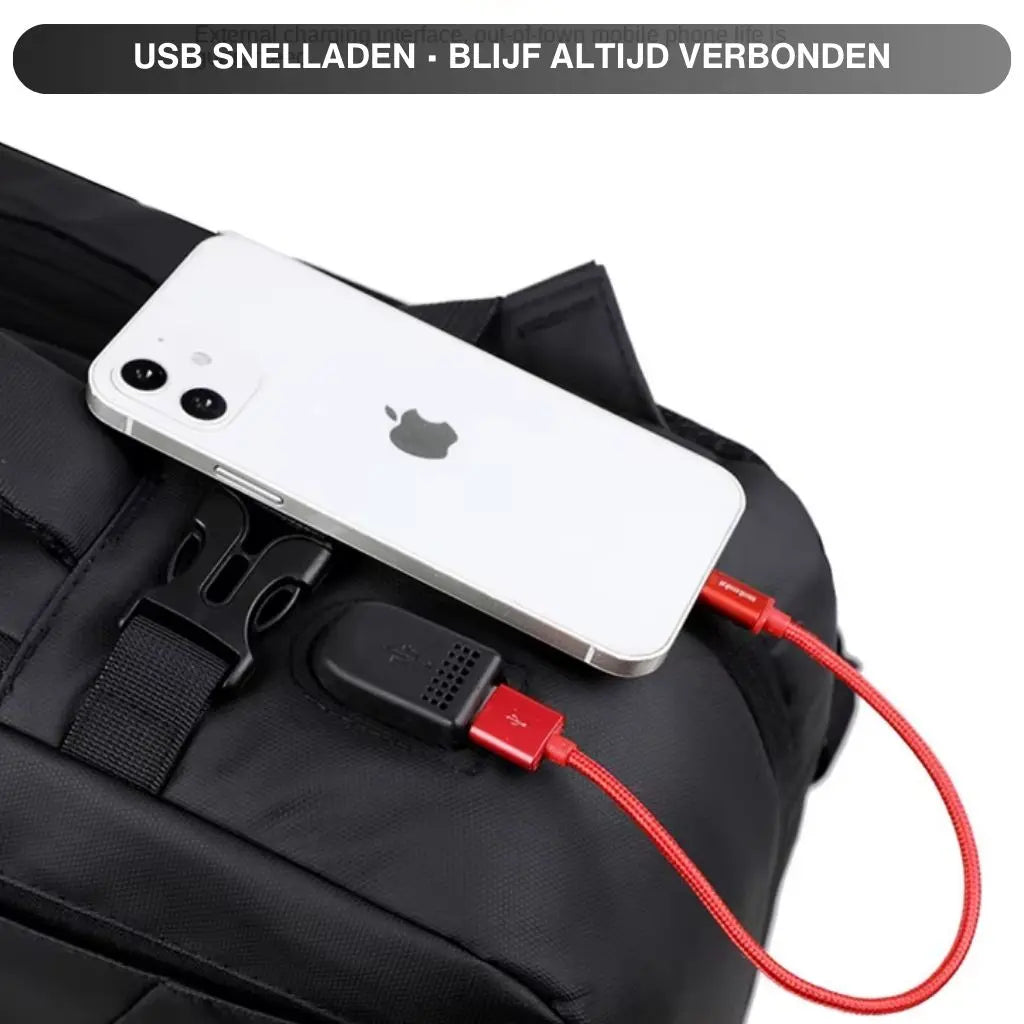 Zwarte laptoprugzak voor heren van 15 inch met een ingebouwde USB-oplaadpoort, waarmee een smartphone met een rode kabel wordt opgeladen.