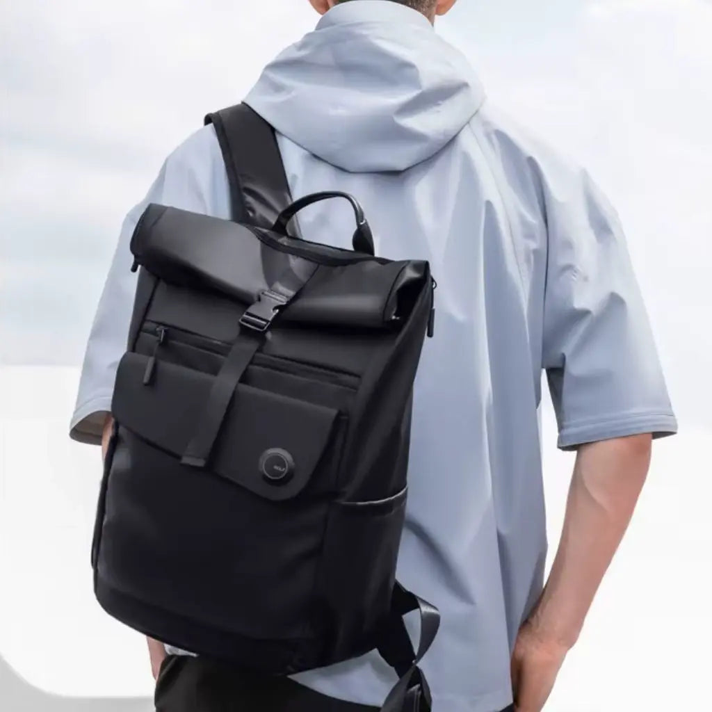 Achterkant van laptop rugzak heren 16 inch met gewatteerde en verstelbare schouderbanden voor optimaal draagcomfort.
