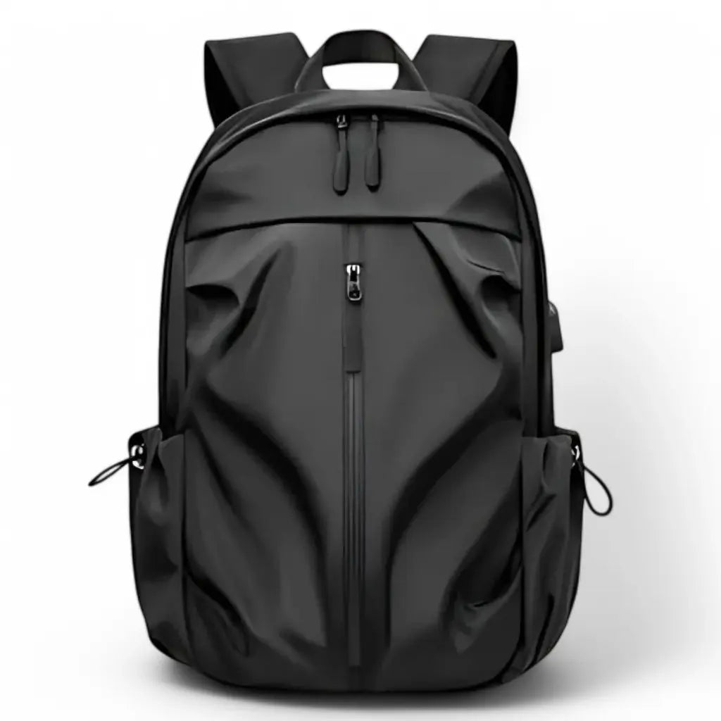 Een moderne zwarte laptop rugzak heren 17 inch met afgerond ontwerp, een verticale rits in het midden en bovenvak met dubbele ritssluitingen, perfect voor dagelijks gebruik door professionals die een laptop rugzak heren 17 inch nodig hebben.