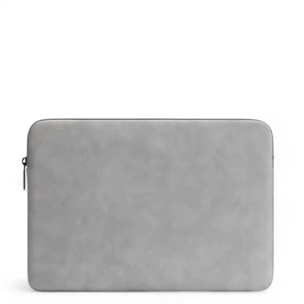Minimalistische grijze laptop sleeve 14 inch met discrete rits en strak ontwerp, geschikt voor dagelijks gebruik