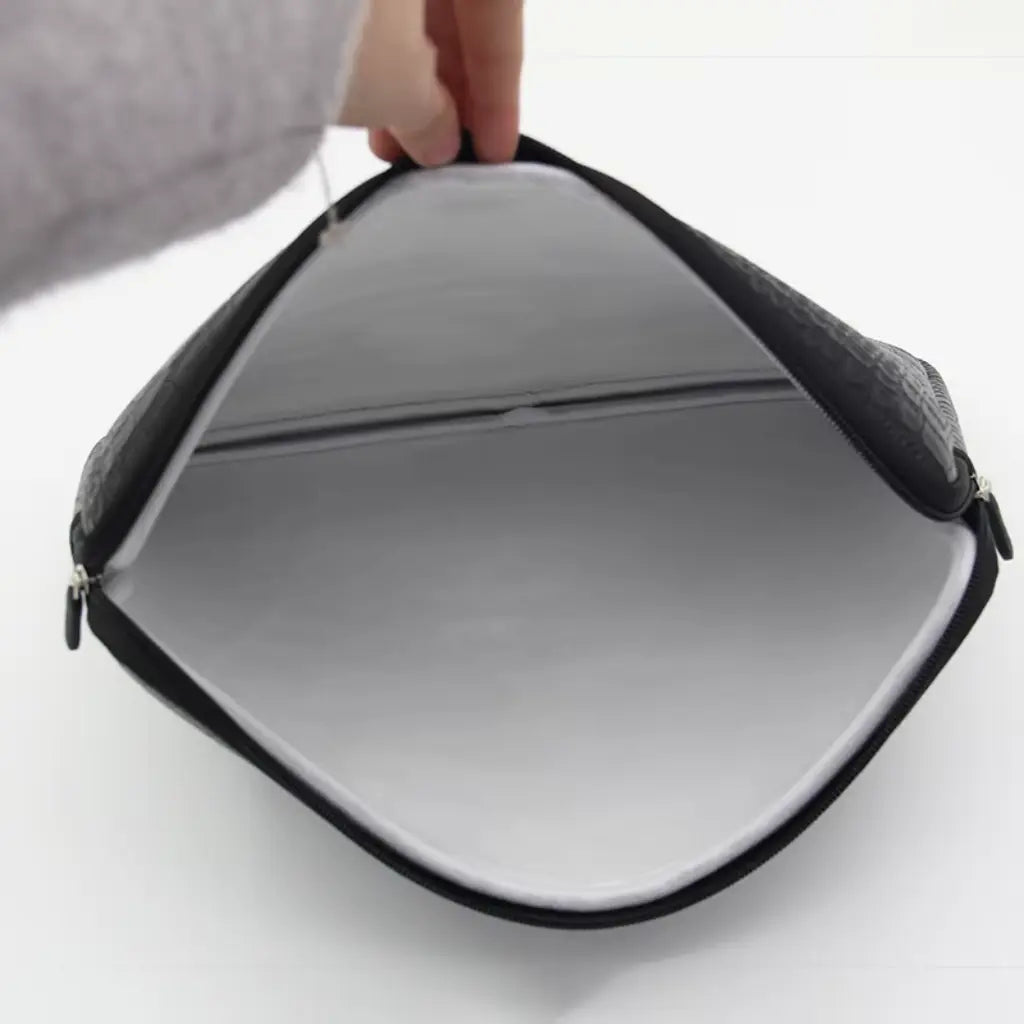 Binnenaanzicht van laptop sleeve crocodil 13 inch toont zachte voering voor optimale bescherming van uw apparaat