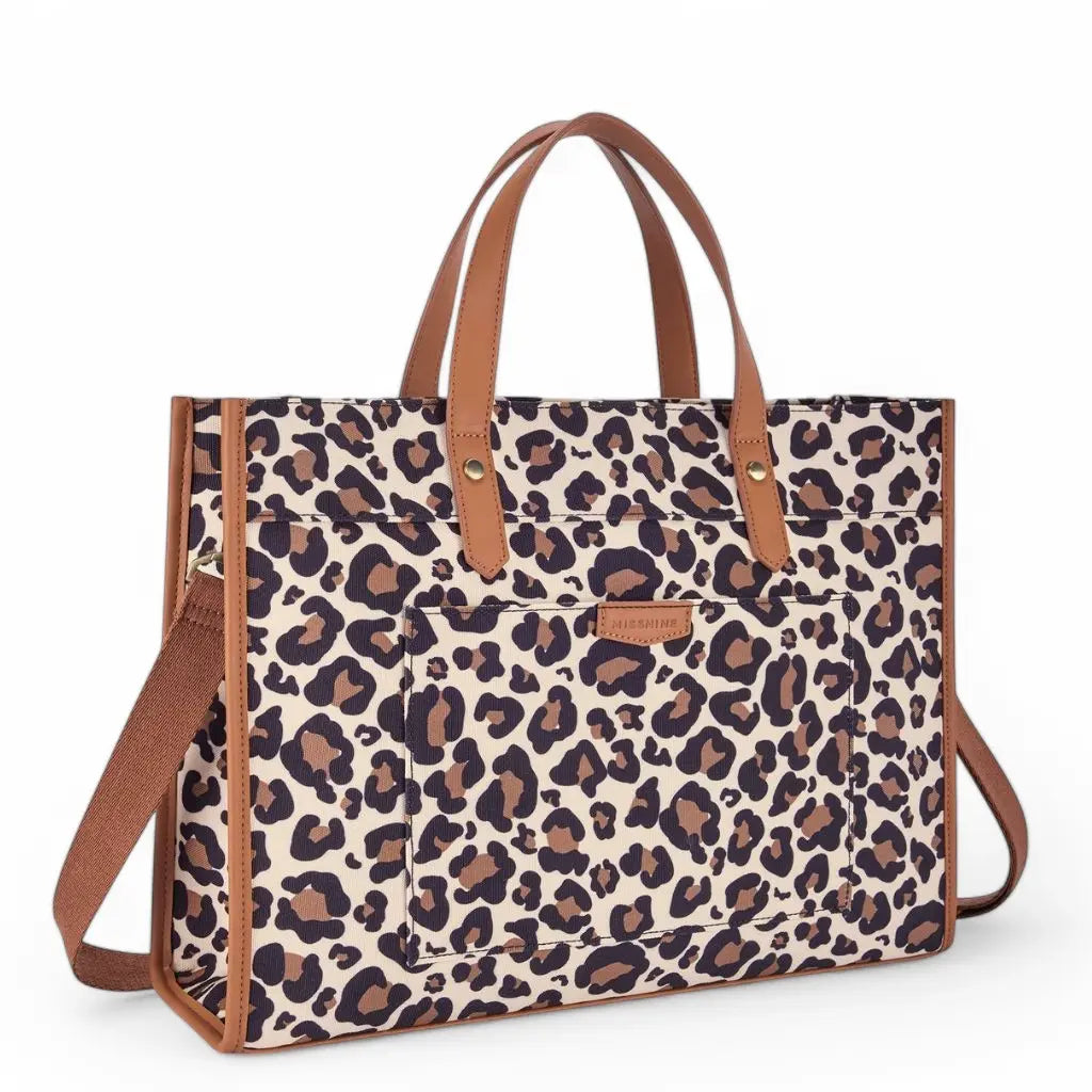 Een stijlvolle laptoptas 15.6 inch leopard met luipaardprint op crèmekleurige achtergrond en bruinleren handgrepen. De laptoptas 15.6 inch leopard heeft een ruim voorvak met ritssluiting, een afneembare schouderriem en biedt een trendy uitstraling voor zowel zakelijk als casual gebruik.