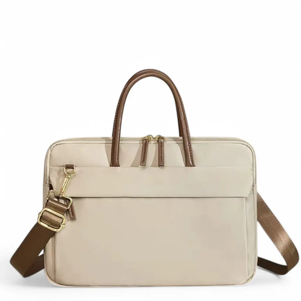 Elegante beige laptoptas voor dames met bruine handgrepen en gouden details, perfect voor professioneel gebruik.