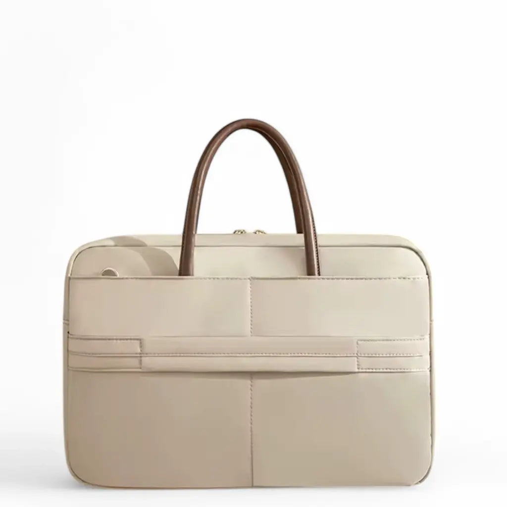 Beige laptoptas voor dames met bruine handvatten en praktische vakken voor dagelijks gebruik.
