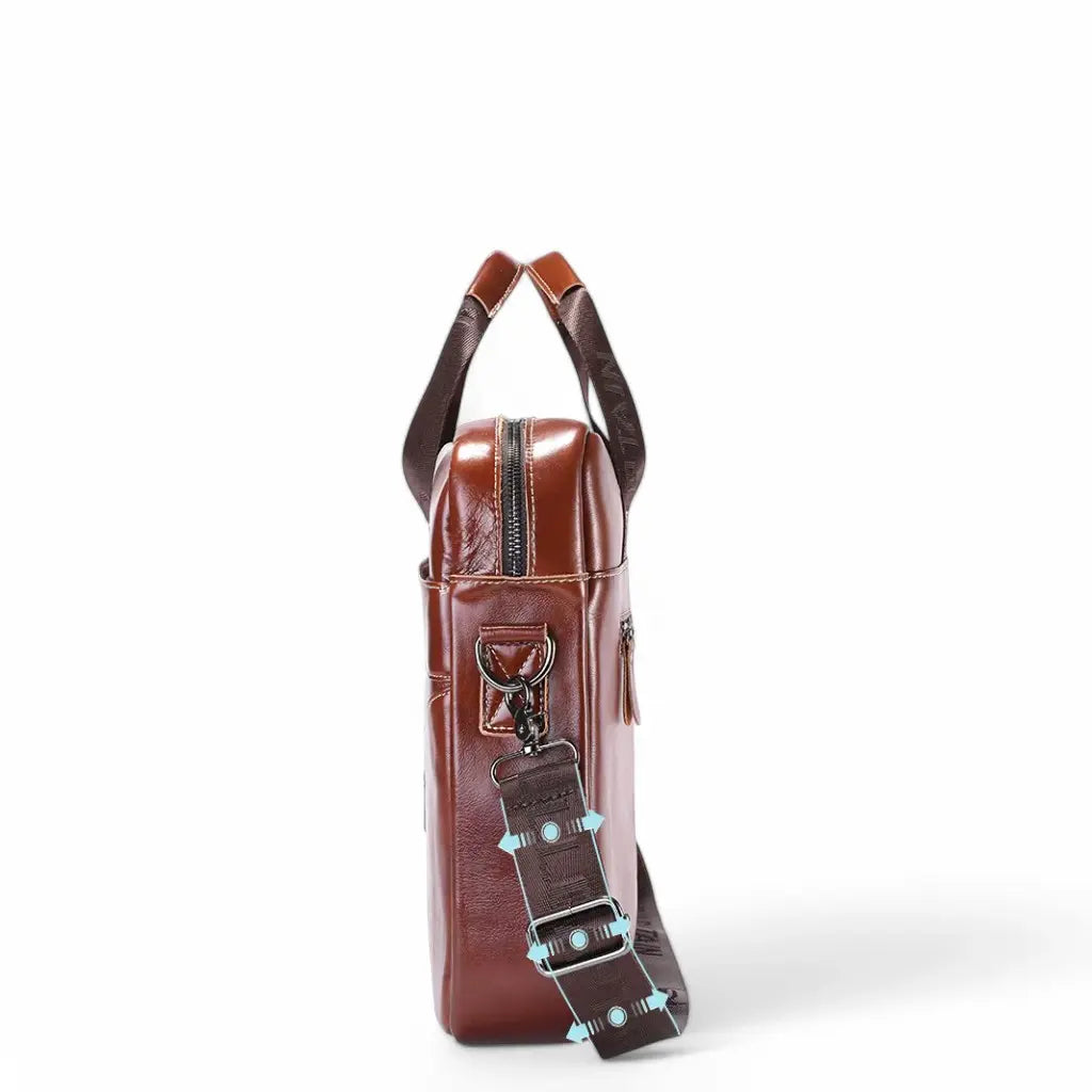 Zijaanzicht van laptoptas cognac heren 15 inch met ritssluiting en verstelbare schouderband met metalen details.