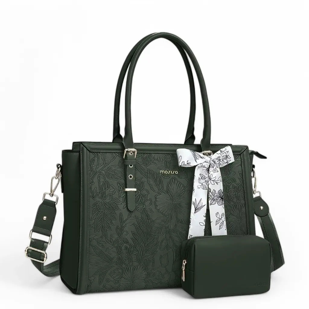 Een elegante donkergroene laptoptas dames 15.6 inch groen met bloemenreliëf, lange handvatten en een decoratief wit lint met bloemenprint. De laptoptas dames 15.6 inch groen wordt geleverd met een bijpassende kleine accessoiretas voor extra opbergruimte.