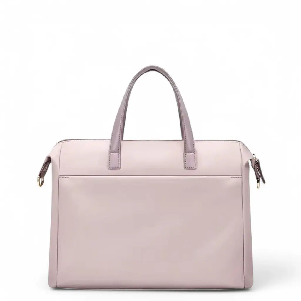 Achterzijde van een roze laptoptas dames 15.6 inch met zicht op de stevige constructie en handgrepen. De laptoptas dames 15.6 inch roze toont het strakke silhouet met verfijnde stiksels en biedt een professionele uitstraling voor zakelijke bijeenkomsten of dagelijks gebruik.