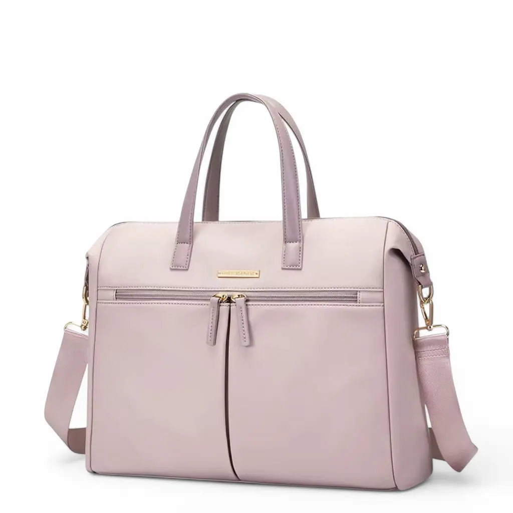 Vooraanzicht van een roze laptoptas dames 15.6 inch met bevestigde schouderriem en handgrepen. De laptoptas dames 15.6 inch roze heeft een stijlvolle uitstraling met lichtroze tint en contrasterende handgrepen, perfect passend bij zowel formele als casual outfits.