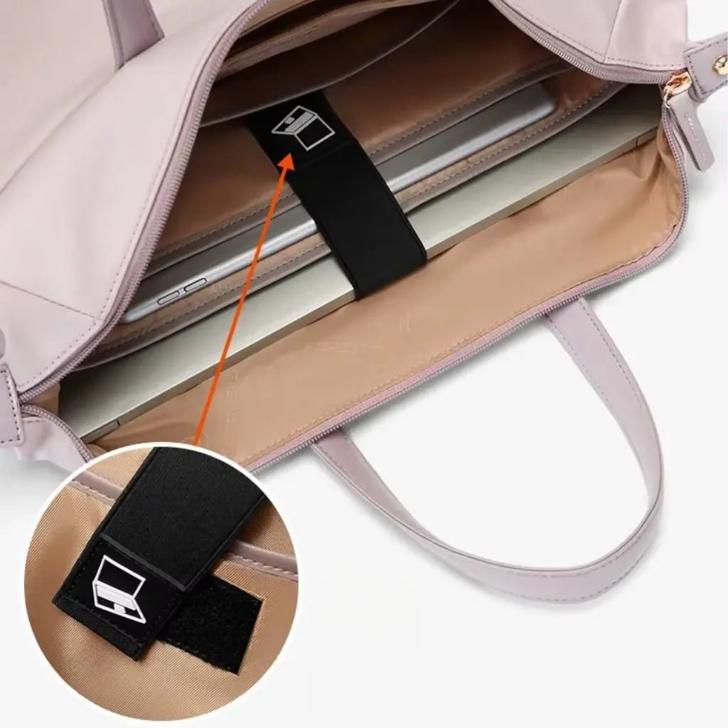 Binnenaanzicht van een roze laptoptas dames 15.6 inch met zwarte elastische bevestigingsband voor een veilige laptopbevestiging. De laptoptas dames 15.6 inch roze biedt uitstekende bescherming met een speciaal compartiment en beveiligingsband die voorkomt dat de laptop verschuift tijdens transport.