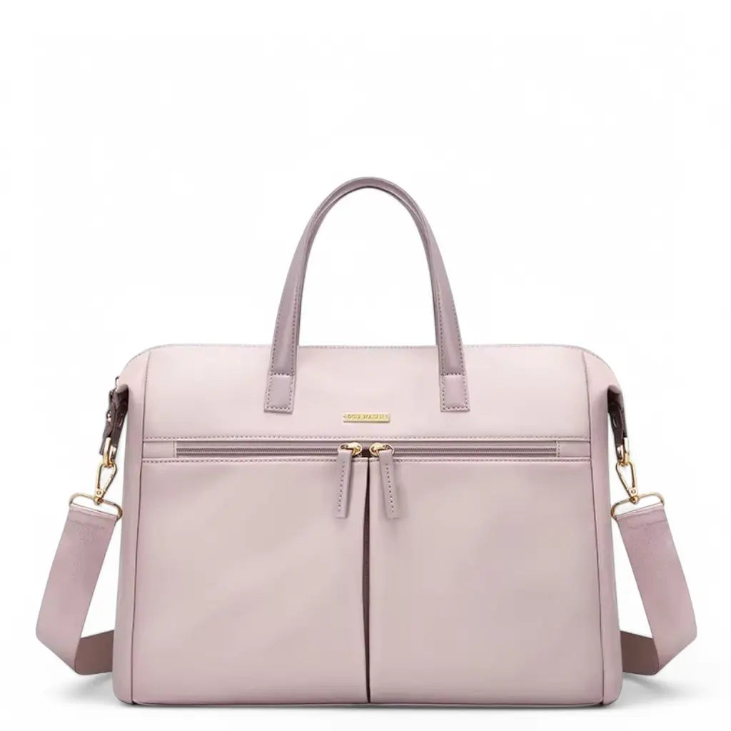 Een elegante lichtroze laptoptas dames 15.6 inch met dubbele handgrepen en gouden merklogo. De laptoptas dames 15.6 inch roze heeft een strak ontwerp met horizontaal ritsvak aan de voorzijde, een afneembare schouderriem met gouden hardware en is gemaakt van hoogwaardig kunstleer voor duurzaam dagelijks gebruik.