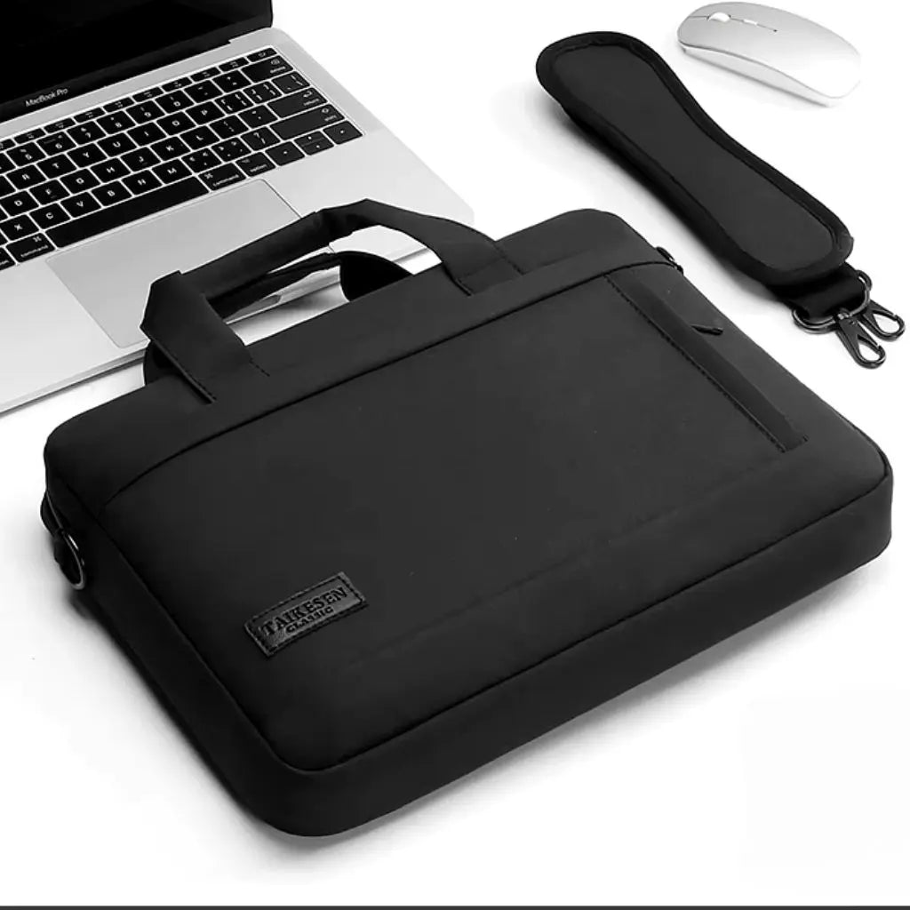 Laptoptas heren 17 inch zwart naast een MacBook Pro, witte muis en afneembare schouderriem op een witte achtergrond. Het TAIKESEN-label en de strakke, zwarte uitvoering tonen de professionele uitstraling van deze ruime laptoptas voor dagelijks gebruik.