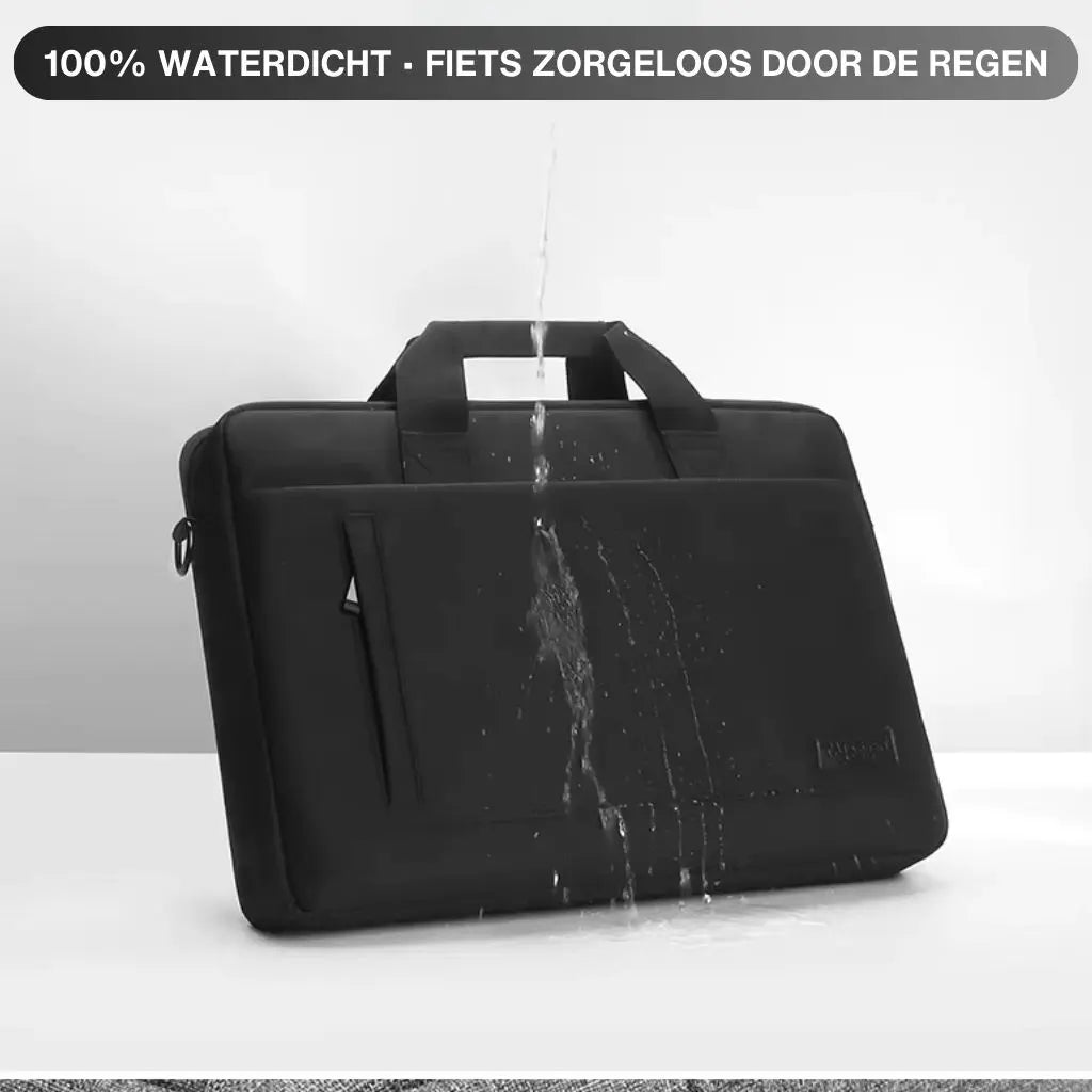 De laptoptas heren 17 inch zwart onder een waterstraal, wat de 100% waterdichte eigenschappen demonstreert. De tekst "100% WATERDICHT · FIETS ZORGELOOS DOOR DE REGEN" benadrukt de praktische voordelen van deze TAIKESEN tas voor Nederlanders die dagelijks met de fiets gaan.