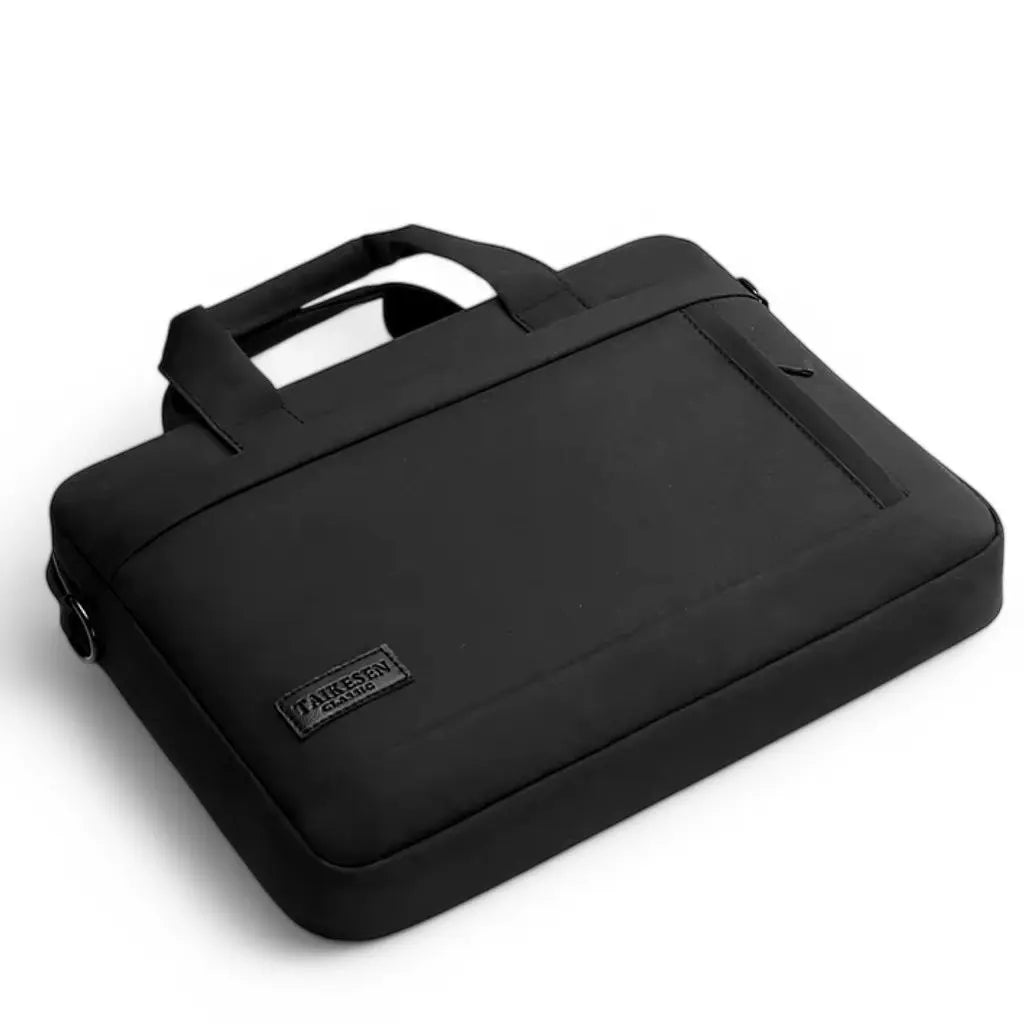 Stijlvolle laptoptas heren 17 inch zwart met stevige handgrepen en een strak, minimalistisch design. De volledig zwarte TAIKESEN tas heeft een voorvak met ritssluiting en is gemaakt van duurzaam kunstleer voor optimale bescherming van grotere laptops.