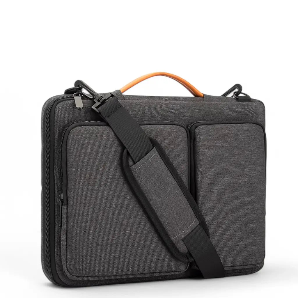 Laptoptas heren met schouderband in drie-kwart aanzicht, met de schouderriem bevestigd, wat de veelzijdige draagopties toont. De tas biedt opbergruimte voor laptop en accessoires.
