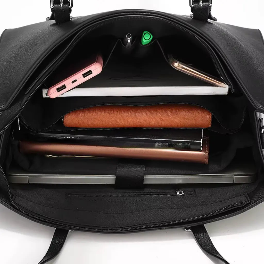 Bovenaanzicht van geopende laptoptas shopper 15.6 inch met diverse elektronische apparaten en documenten erin, toont de ruime opbergruimte.