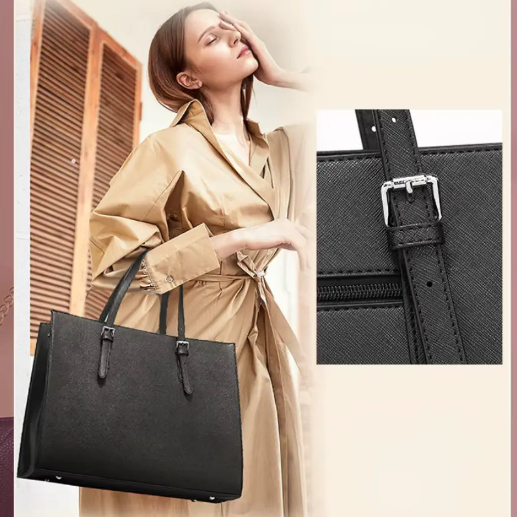 Modieuze vrouw in beige overjas met de zwarte laptoptas shopper 15.6 inch, inclusief detail van de metalen gesp als inzet.