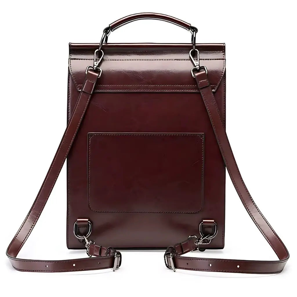 Achterkant van een leren laptop rugzak 13 inch in donkerbruin, met verstelbare schouderbanden, een handvat en een extra vak voor opbergruimte.