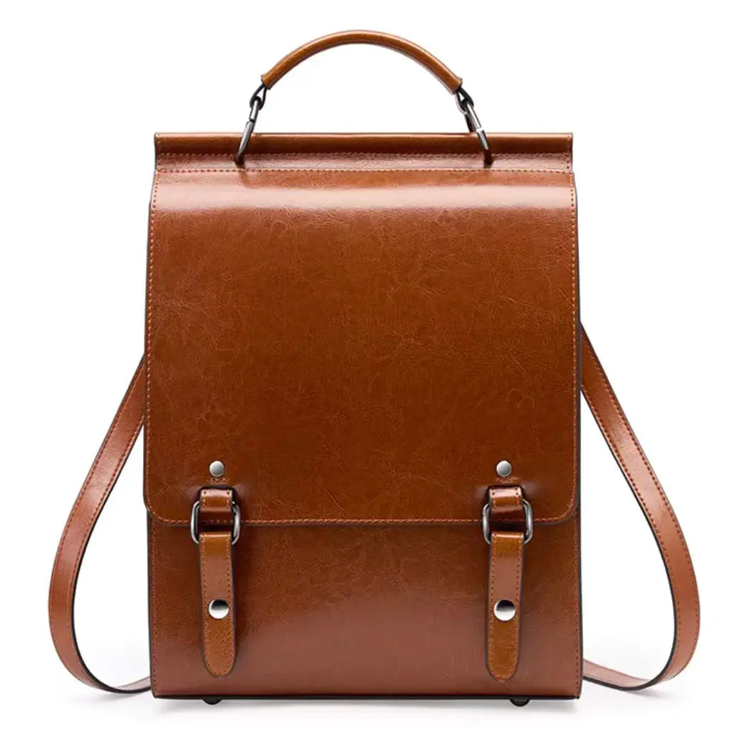 Leren laptop rugzak 13 inch bruin met een klassiek vintage design, gemaakt van hoogwaardig cognackleurig leer met metalen gespen en verstelbare schouderriemen. Perfect voor de stijlbewuste Nederlandse professional die duurzaamheid en tijdloze elegantie waardeert.