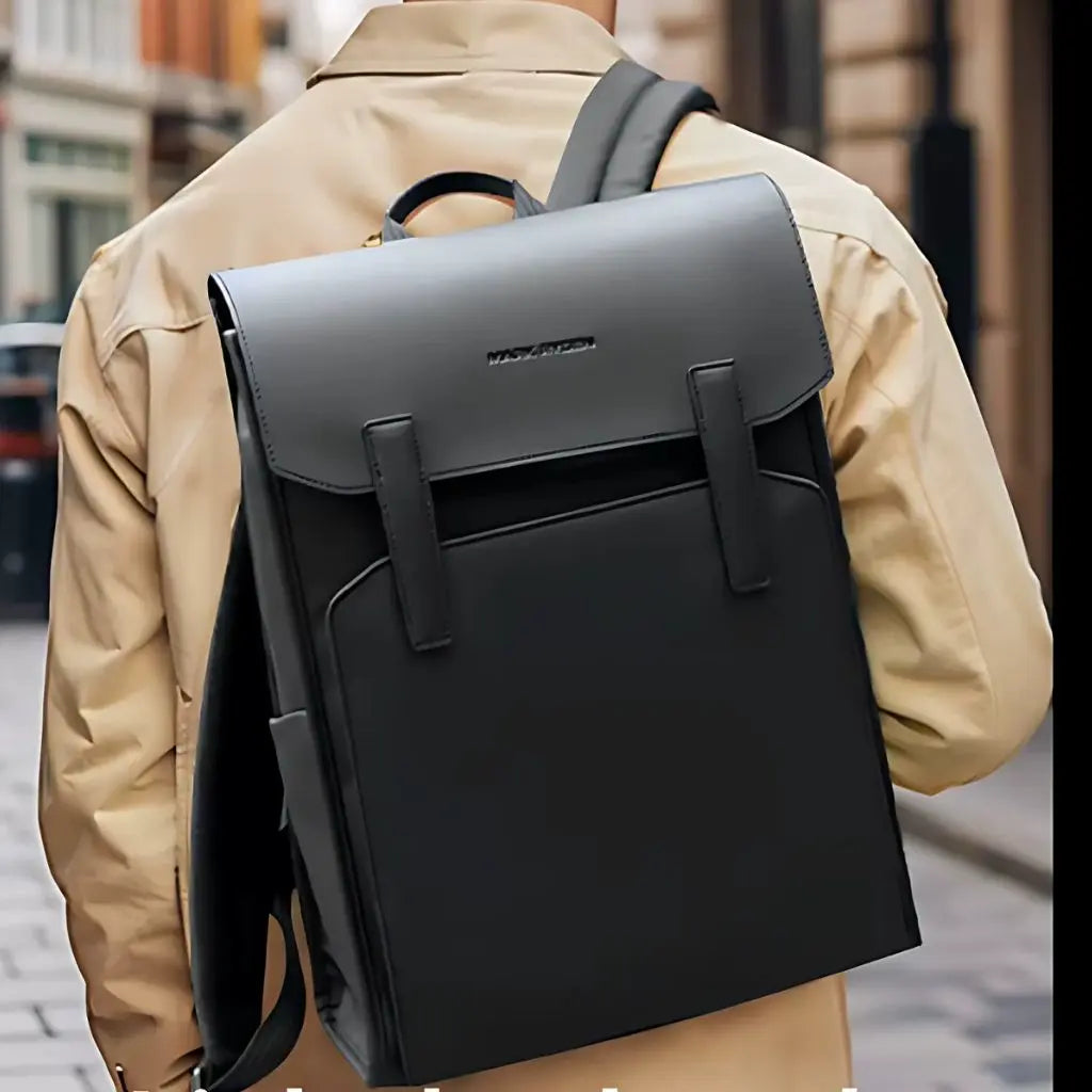Man in beige trenchcoat met een zwarte leren laptop rugzak 15.6 inch op zijn rug, demonstreert het stijlvolle uiterlijk en comfort van deze moderne leren laptop rugzak 15.6 inch tijdens het pendelen in de stad.