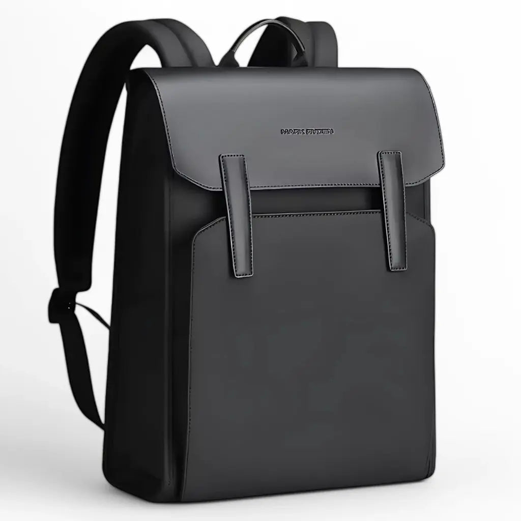 Een elegante zwarte leren laptop rugzak 15.6 inch met minimalistisch ontwerp, twee verticale gespen aan de voorkant en een verfijnd merklogo, perfect voor zakelijk gebruik en dagelijks woon-werkverkeer met een leren laptop rugzak 15.6 inch.