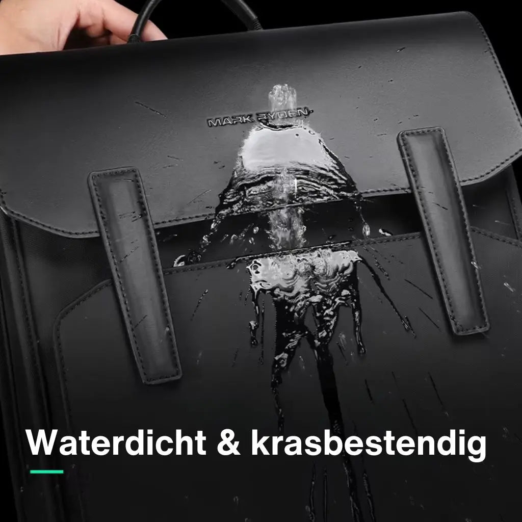 Demonstratie van de waterdichte eigenschappen van een leren laptop rugzak 15.6 inch, met water dat van het oppervlak afloopt en Nederlandse tekst "Waterdicht & krasbestendig", benadrukt de duurzaamheid en praktische voordelen van deze leren laptop rugzak 15.6 inch.