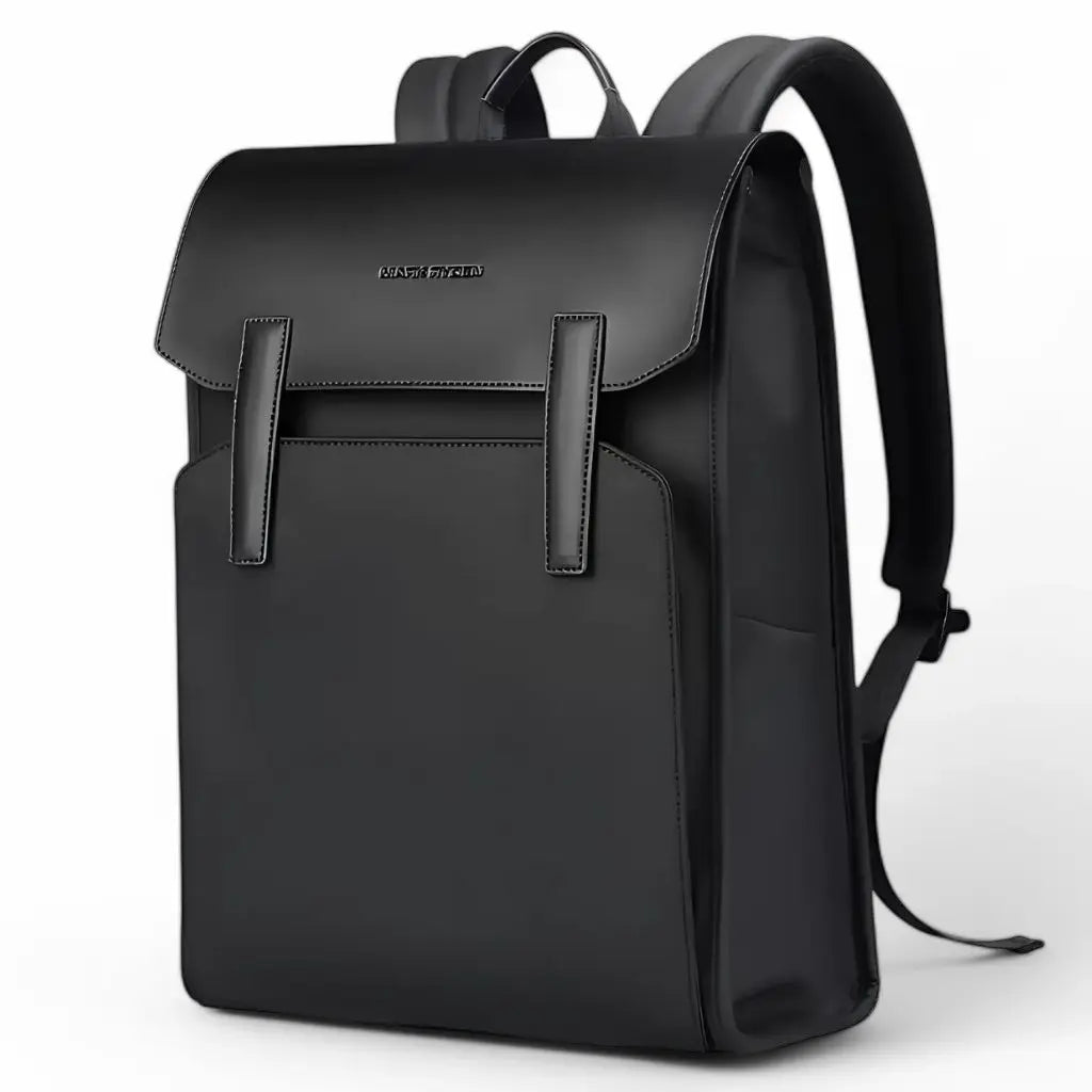 Zijaanzicht van een zwarte leren laptop rugzak 15.6 inch met strak profiel, ergonomische schouderriemen en duurzame constructie, ideaal voor professionals die op zoek zijn naar een stijlvolle leren laptop rugzak 15.6 inch voor dagelijks gebruik.