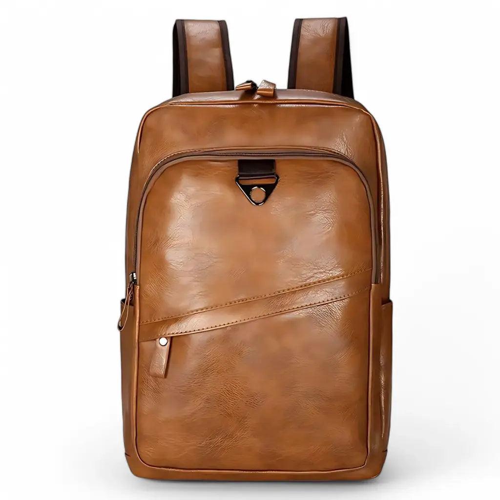 Leren laptop rugzak dames 14 inch gemaakt van hoogwaardig cognackleurig kunstleer met stijlvolle metalen accenten. Deze elegante rugzak combineert functionaliteit met een tijdloos ontwerp, perfect voor de moderne Nederlandse professional.