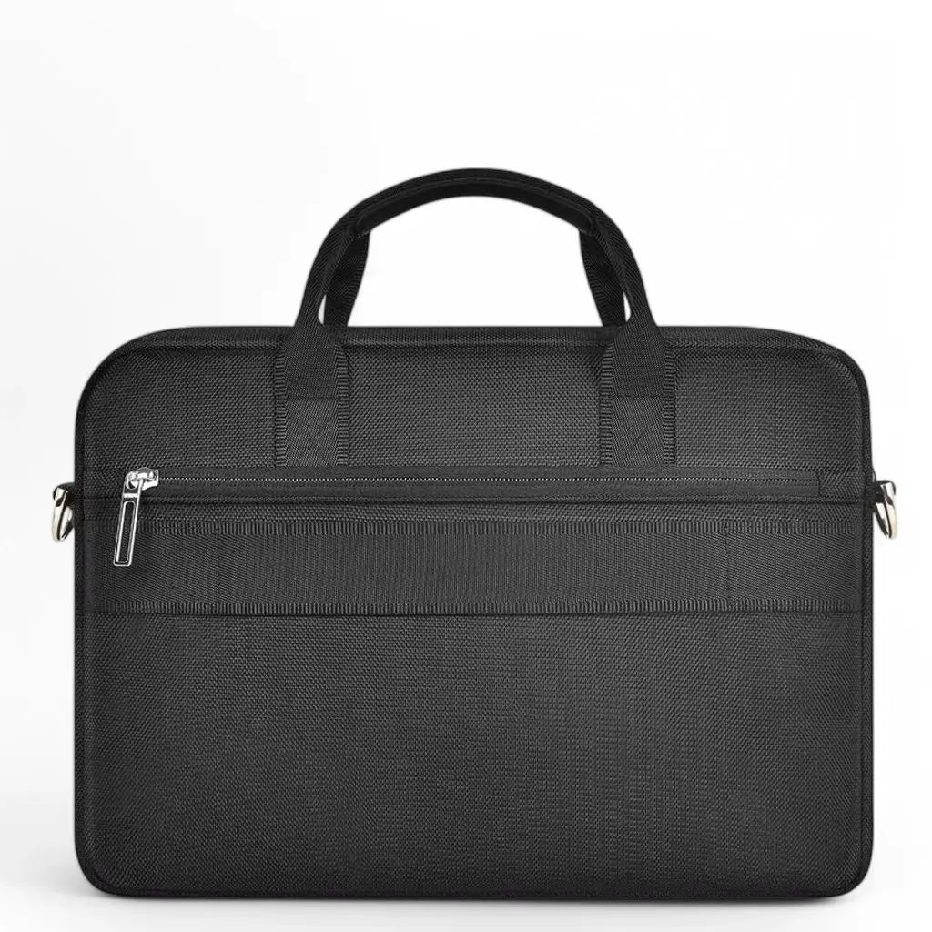 Een leren laptoptas dames zwart in vooraanzicht, die een minimalistische, strakke vormgeving laat zien. De tas heeft een voorvak met ritssluiting en stevige handgrepen. De professionele uitstraling maakt deze tas perfect voor zakelijke bijeenkomsten, met een tijdloos ontwerp dat bij elke outfit past.