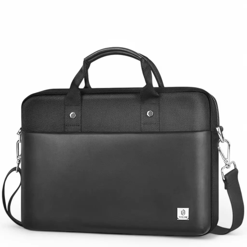Een premium leren laptoptas dames zwart met een elegant ontwerp. De tas heeft een combinatie van textiel en hoogwaardig leer, met metalen details en een merklogo in de hoek. De afneembare schouderband en stevige handgrepen bieden veelzijdige draagopties voor elke gelegenheid.