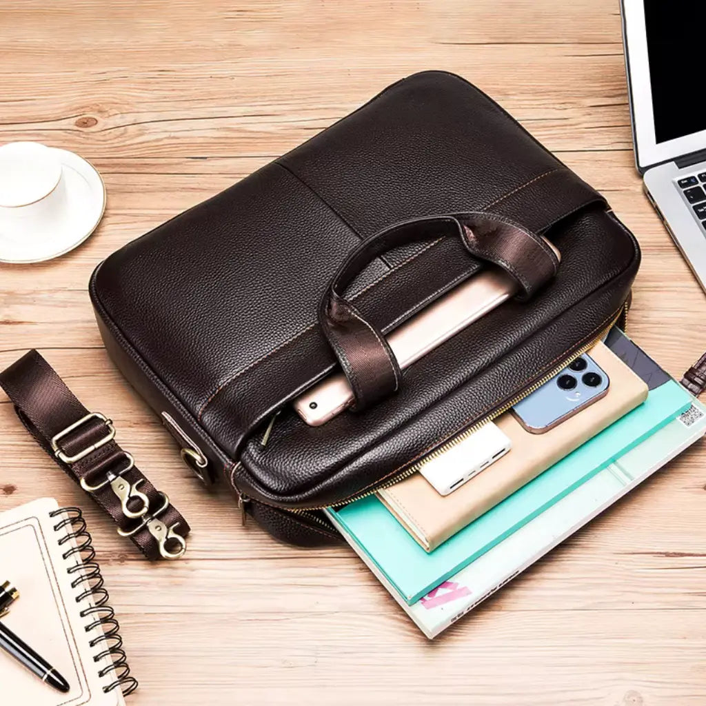 Donkerbruine leren werktas heren 15 inch op Houten bureau met laptop en koffiekop, ideaal voor professionele omgeving.
