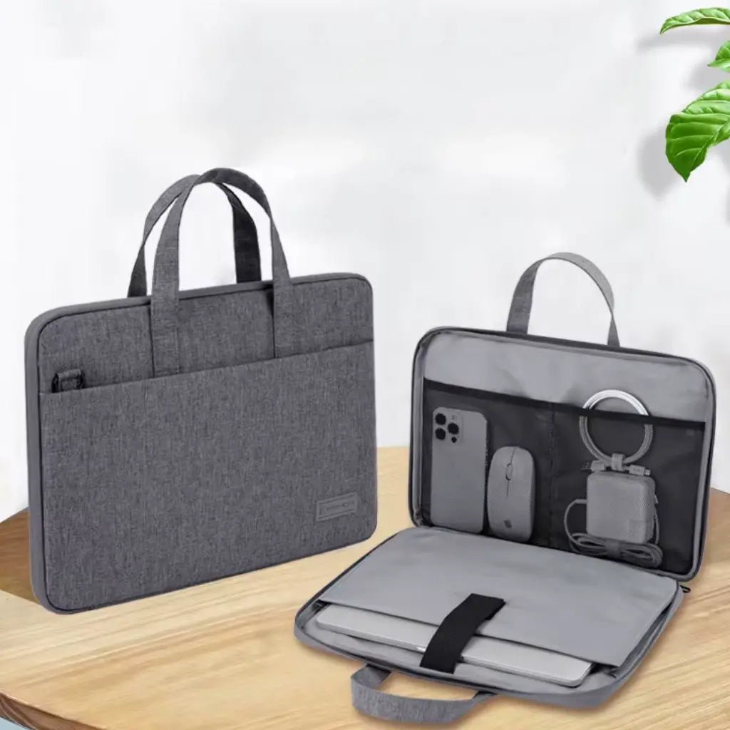 De lichte laptoptas dames 17 inch grijs getoond zowel gesloten als open, met zichtbare interne organizer voor laptop, telefoon, muis, oplader en andere accessoires in stijlvolle grijstinten.