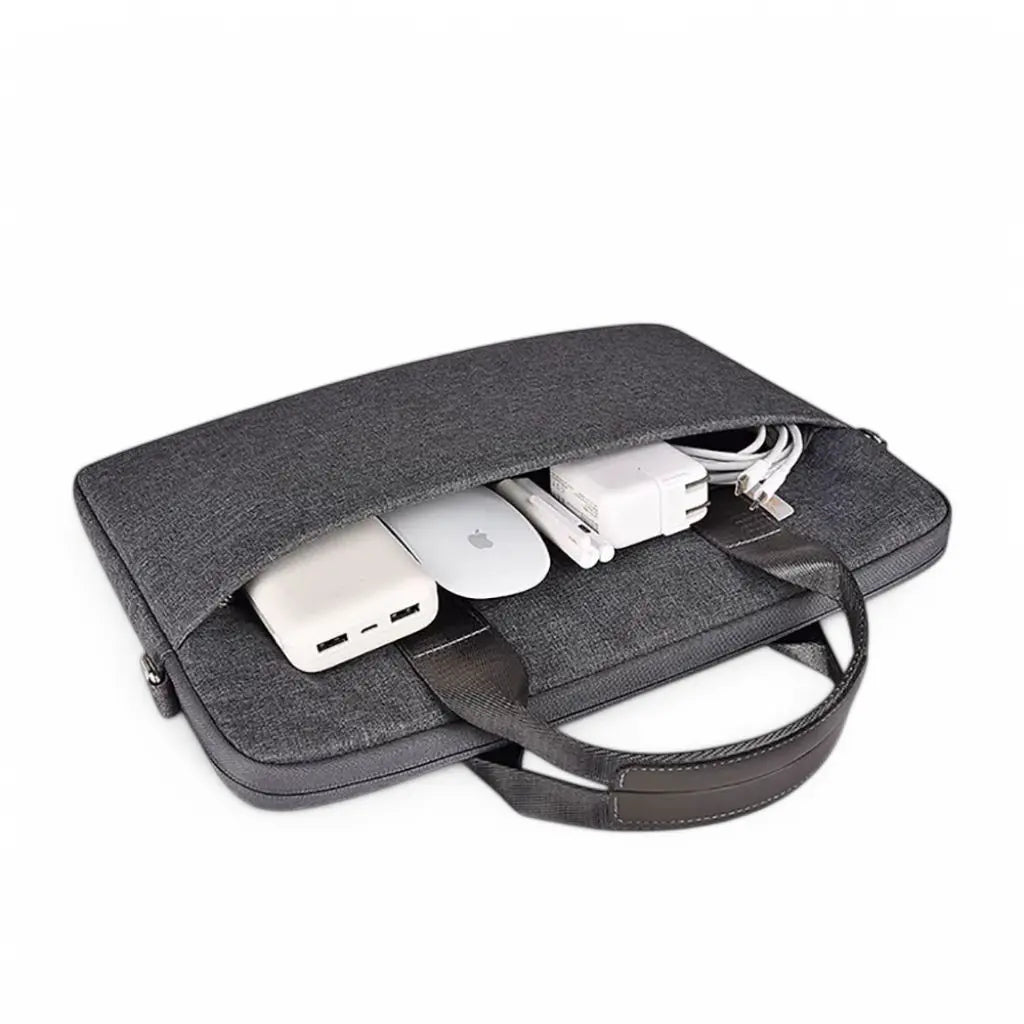 Binnenaanzicht van de messenger laptoptas heren 15.6 inch grijs met diverse Apple accessoires. De grijze laptoptas toont zijn praktische indeling met vakken voor oplader, muis, kabels en andere kantoorbenodigdheden, perfect voor de moderne professional onderweg.