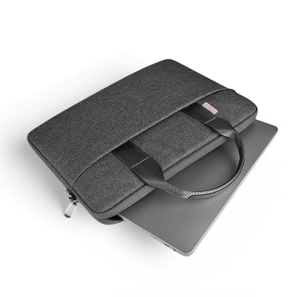 Messenger laptoptas heren 15.6 inch grijs getoond met een laptop erin. De grijze tas beschermt effectief een 15.6 inch laptop en heeft slimme vakken en compartimenten, met comfortabele handgrepen voor gemakkelijk transport naar kantoor of vergaderingen.