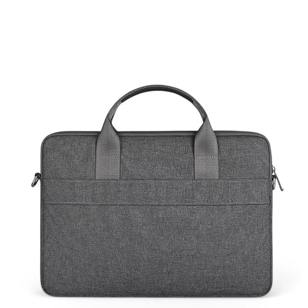 Vooraanzicht van de messenger laptoptas heren 15.6 inch grijs met extra buitenvak. De tas heeft een strakke, zakelijke uitstraling met grijze stof van hoge kwaliteit, donkergrijze handgrepen en geïntegreerde ritssluiting voor veilige opberging van laptop en accessoires.
