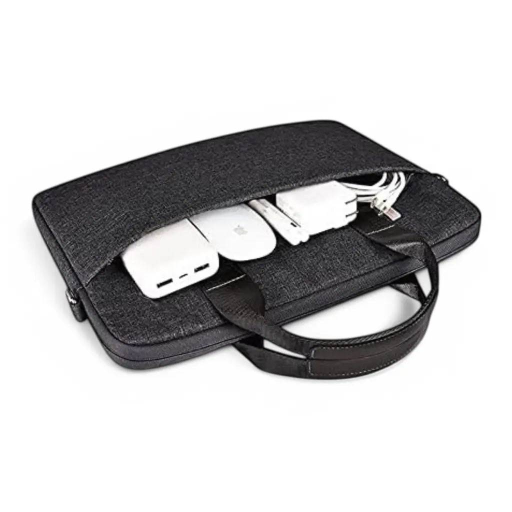 Inhoud van de messenger laptoptas heren 15.6 inch zwart met diverse Apple accessoires. De zwarte laptoptas toont zijn ruime opbergvakken met plaats voor oplader, muis, kabels en andere elektronische benodigdheden, perfect georganiseerd voor de moderne professional.