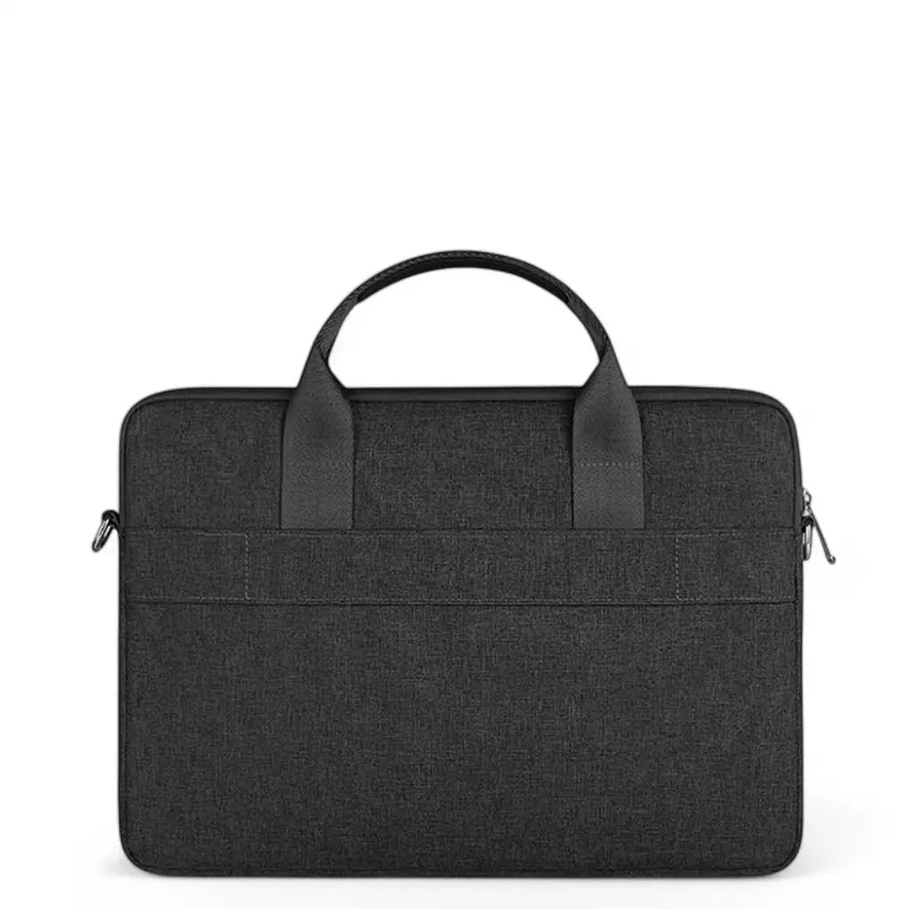 Vooraanzicht van de messenger laptoptas heren 15.6 inch zwart met extra opbergvak aan de voorzijde. De zwarte tas heeft een elegant design met een moderne textuur, stevige handgrepen en ritssluiting voor veilige opberging van een laptop tot 15.6 inch.
