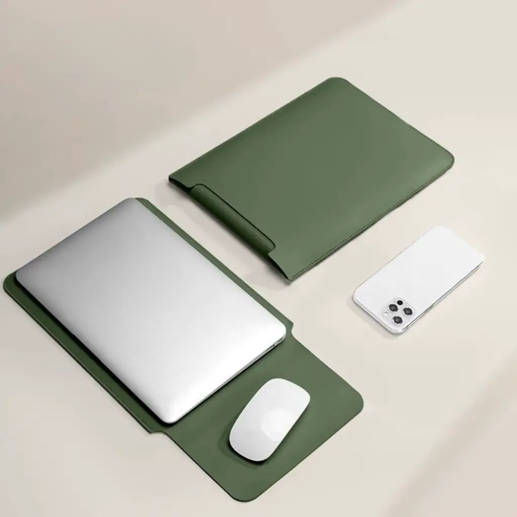 Groene 2 in 1 laptop sleeve met MacBook, muis en smartphone in minimalistische opstelling.