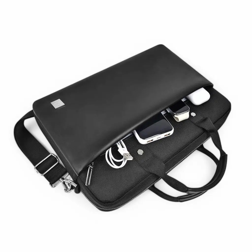 Open moderne laptoptas dames 15.6 inch die de praktische opbergmogelijkheden toont met vakken voor laptop, smartphone, opladers en andere accessoires, perfect voor professionals onderweg.