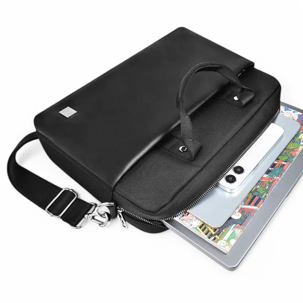 Een moderne laptoptas dames 15.6 inch met een tablet die half uit de tas steekt, wat de veelzijdigheid aantoont voor het vervoeren van verschillende elektronische apparaten, ideaal voor studie en werk.