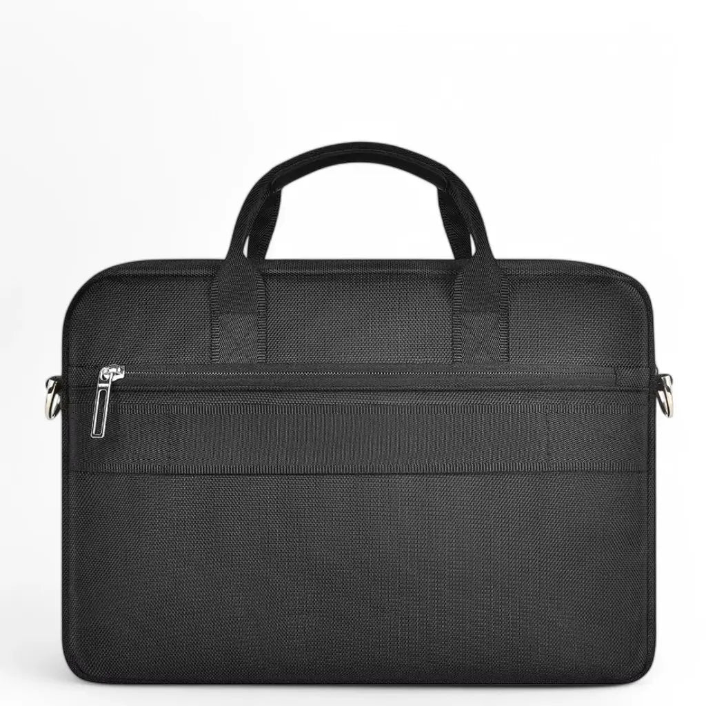 Vooraanzicht van een moderne laptoptas dames 15.6 inch met een minimalistisch zwart design, uitgevoerd in hoogwaardig textiel met een ritssluiting aan de voorzijde voor extra opbergruimte.