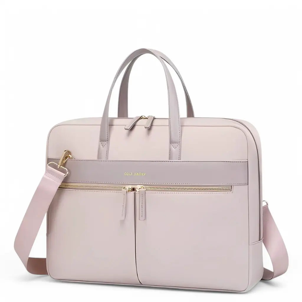 Zijaanzicht van leuke laptoptas dames 15.6 inch roze met elegante handgrepen, afneembare schouderriem met goudkleurige clips en subtiel GOLF MADAM logo op een witte achtergrond.