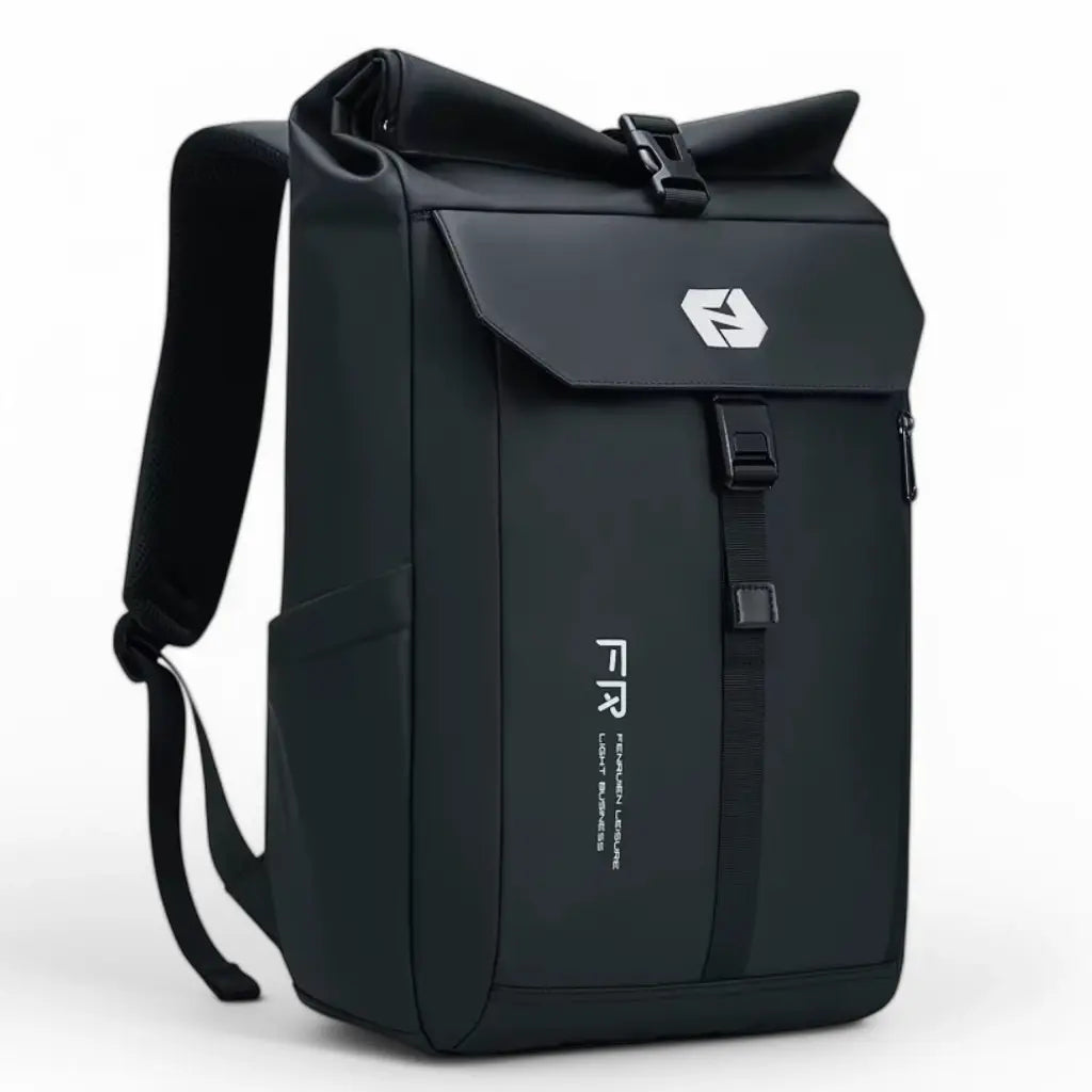 Zwarte Nomad laptop rugzak met rolsluiting, uitgerust met wit logo en metalen gespen, ideaal voor 15 inch laptops.