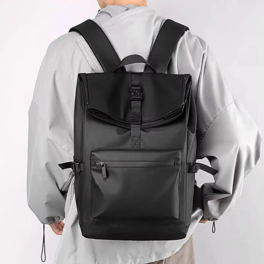 Een man draagt een nette laptop rugzak, 13 inch, op de rug. De rugzak heeft een modern design en is ideaal voor werk of school.