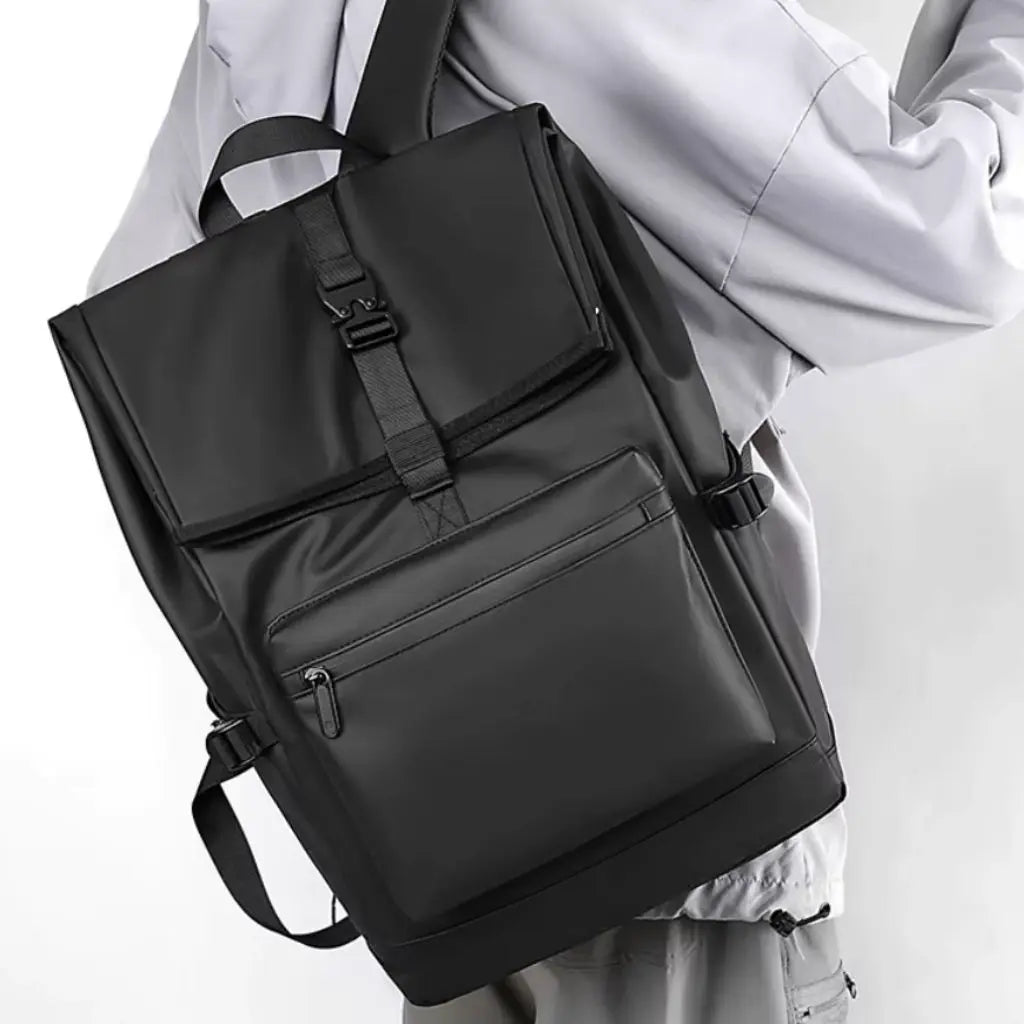 Heren dragen een nette laptop rugzak, 13 inch, schuin over de schouder. De tas is stijlvol en geschikt voor dagelijks gebruik.