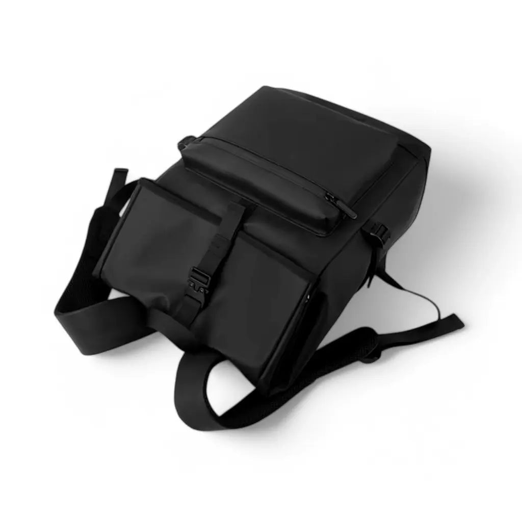 Een elegante zwarte laptop rugzak voor heren, geschikt voor een 13-inch laptop. De rugzak heeft een modern ontwerp met een stevige gesp en meerdere opbergvakken aan de voorkant.