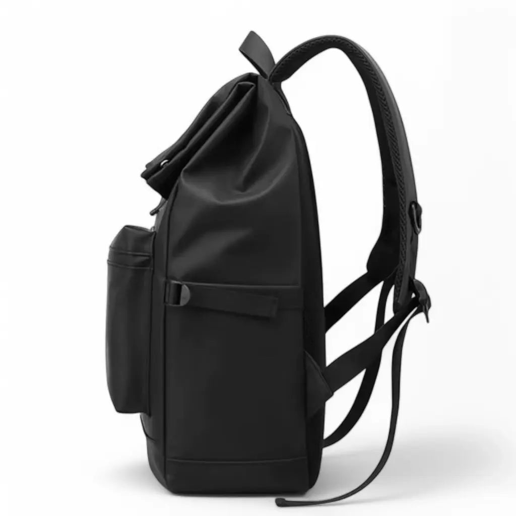 Zijkant van een nette laptop rugzak voor heren, 13 inch, met een minimalistisch en strak ontwerp. De verstelbare banden en zijvakken bieden extra functionaliteit.